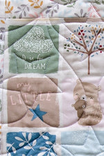 Cozy baby quilt – A beautiful and timeless design by The Country Yard